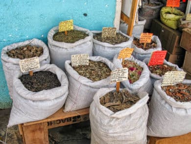 Heilpflanzen auf einem Markt in Chiapas in  Mexiko