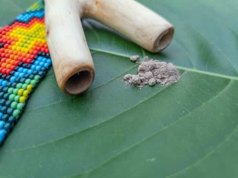 Rapé - Traditionelles schamanisches Schnupfpulver Rapé aus dem Amazonas mit dem Selbst-Applikator Kuripe